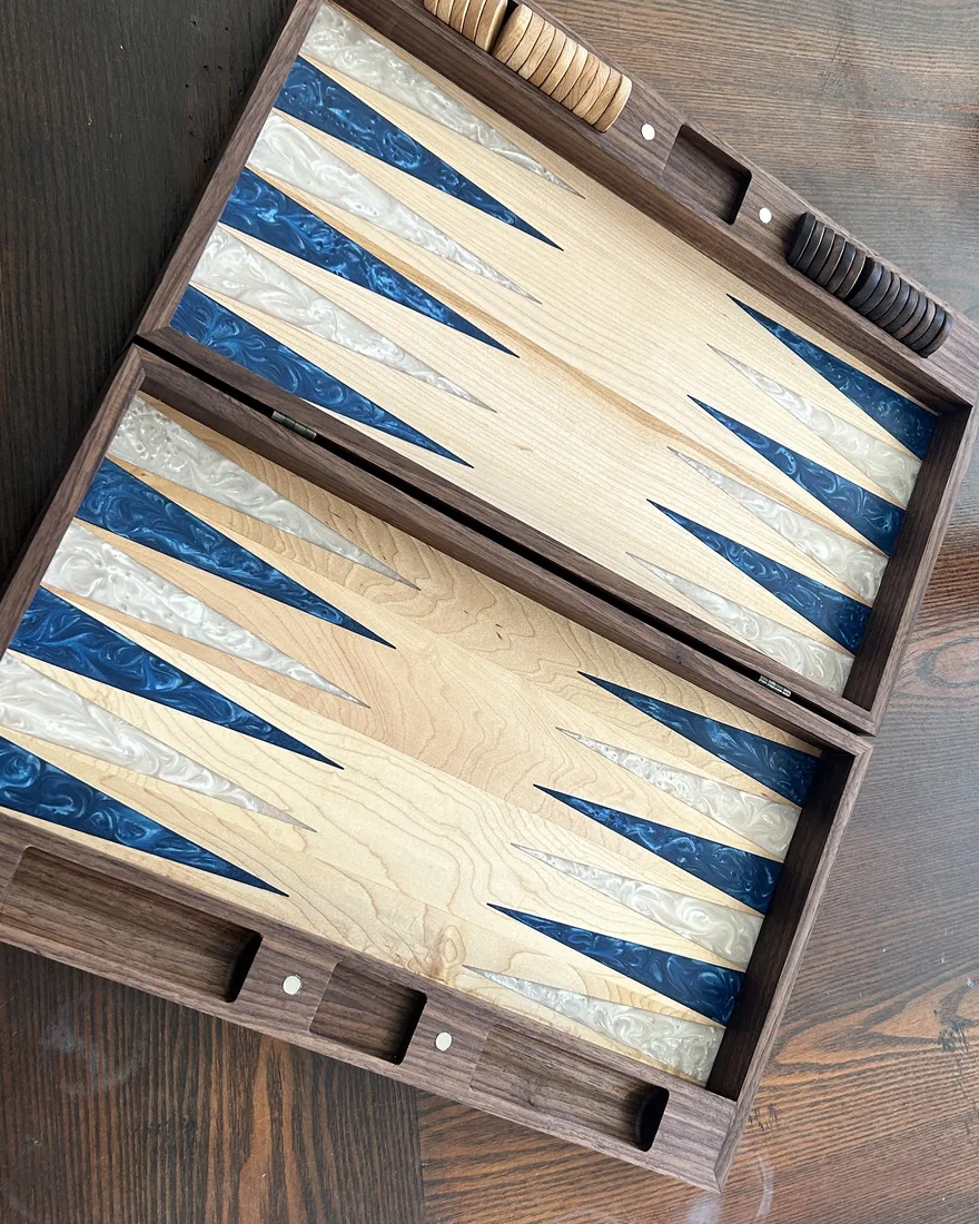 Jeu de backgammon, marqueterie de bois et résine