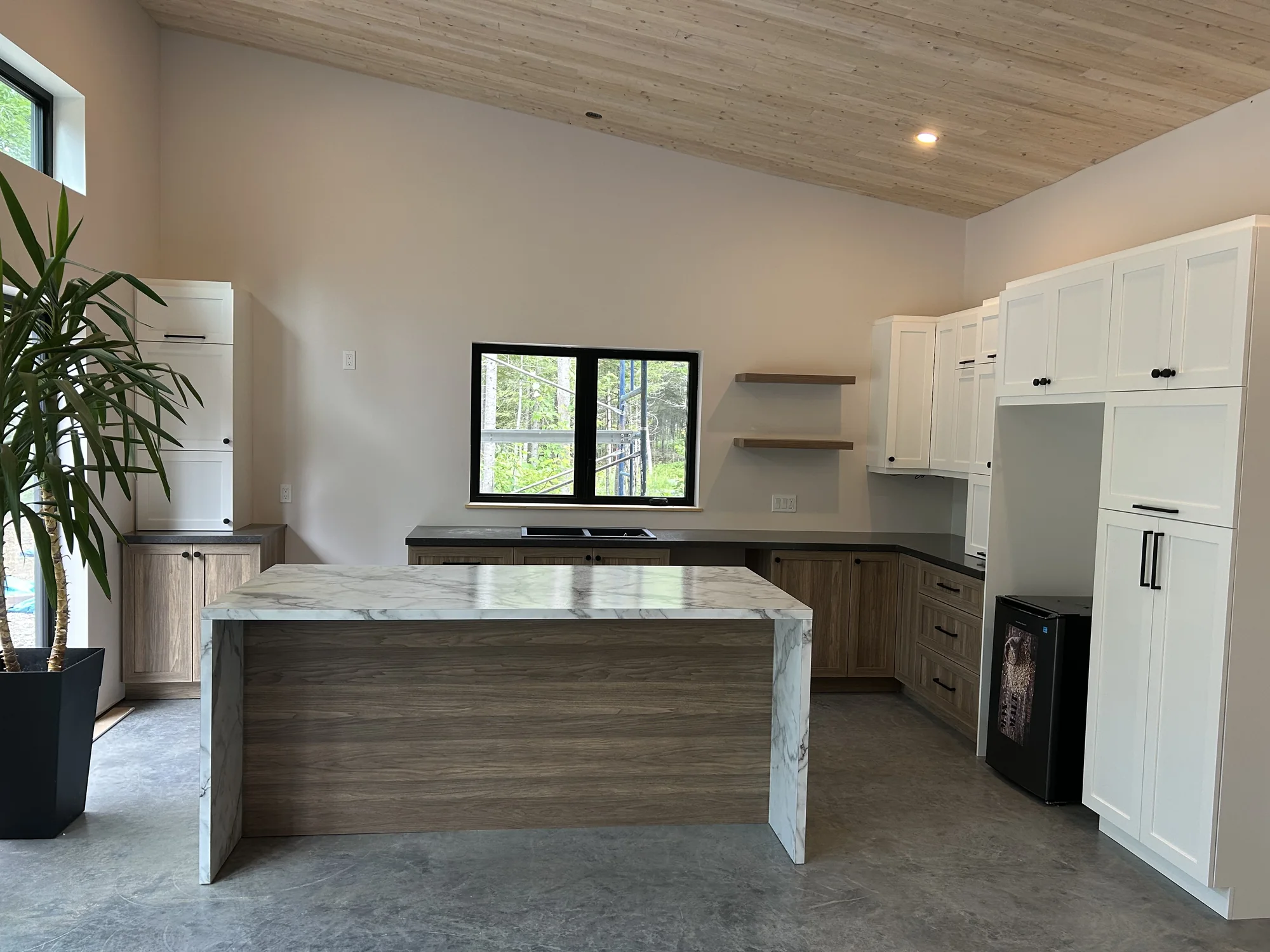 Cuisine contemporaine deux tons, mélamine blanc et bois