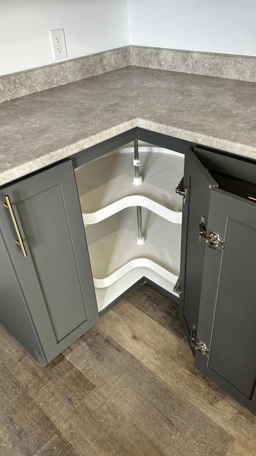 Détail d'armoire, finition Cashmere et poignées laiton
