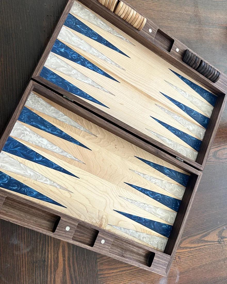 Jeu de backgammon, marqueterie de bois et résine