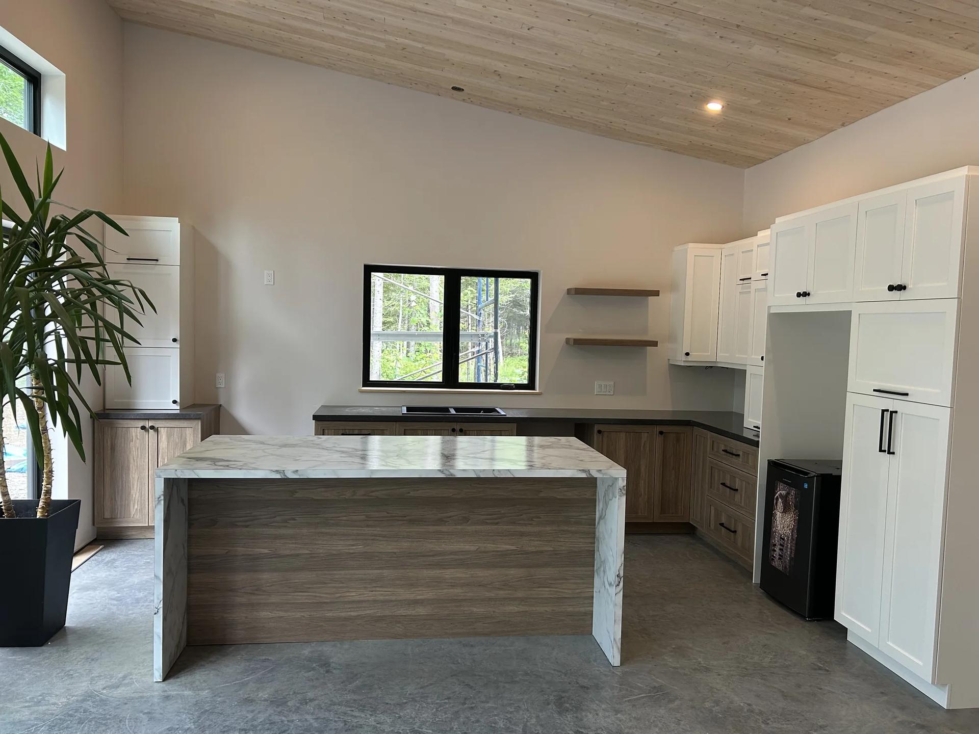 Cuisine contemporaine deux tons, mélamine blanc et bois