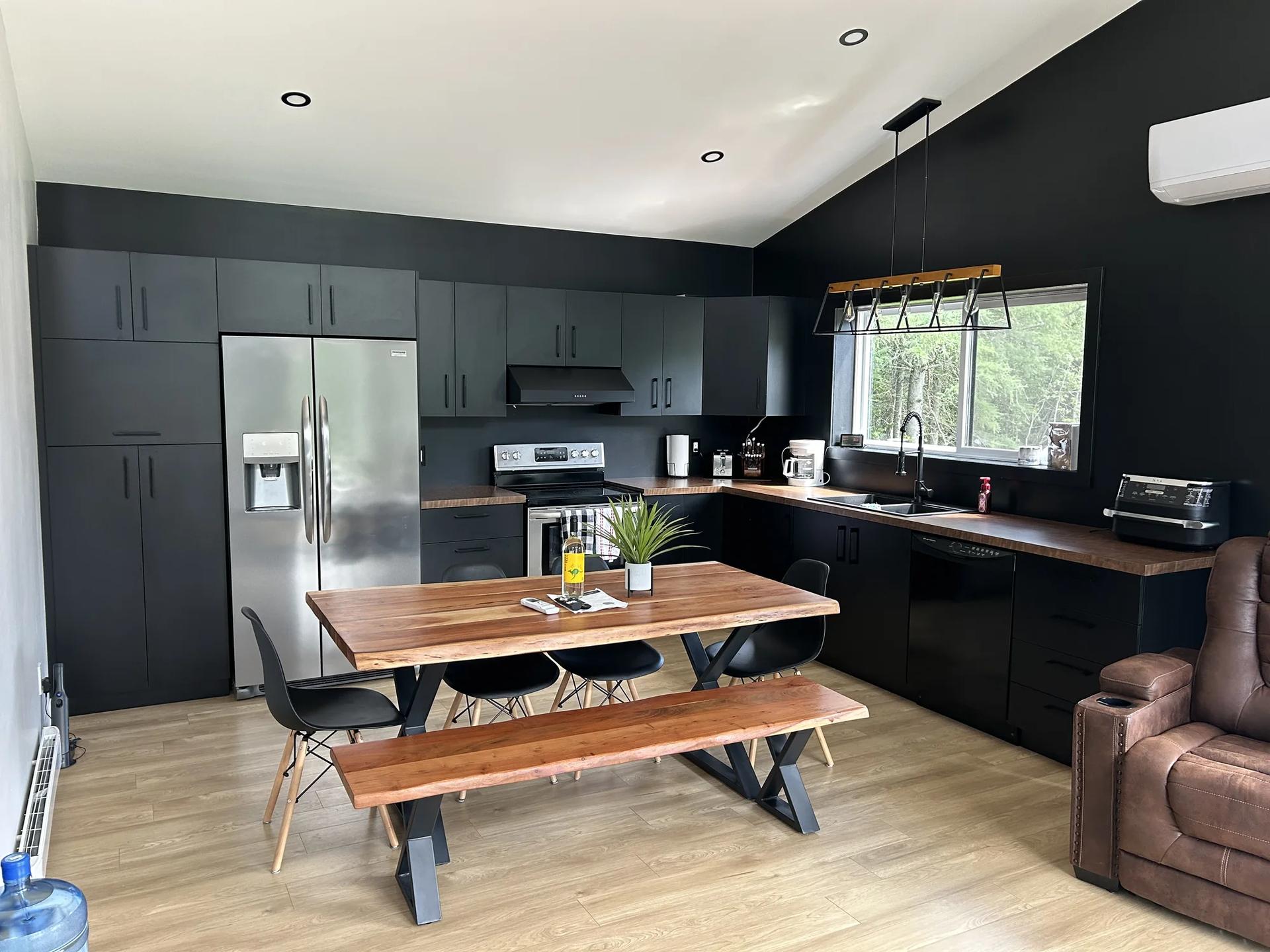 Cuisine noire et bois, mélamine et accents naturels